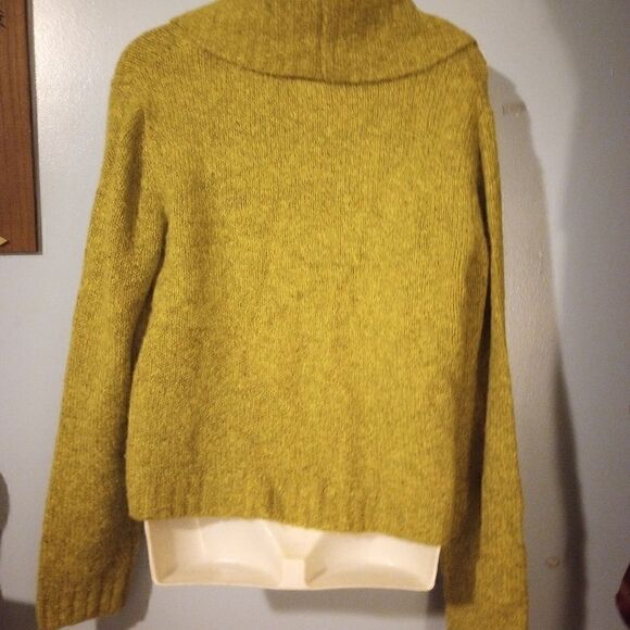 Cropped bright olive green acrylic sweater with hidden front button - Picture 6 of 12